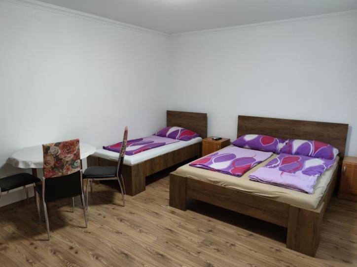 استودیوی استاندارد, Emese Apartman