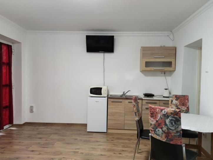 استودیوی استاندارد, Emese Apartman