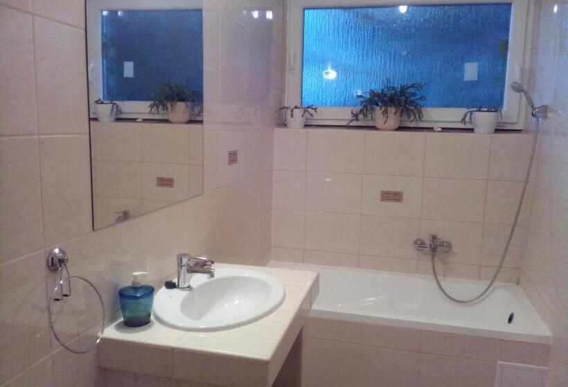 استودیوی استاندارد, Emese Apartman