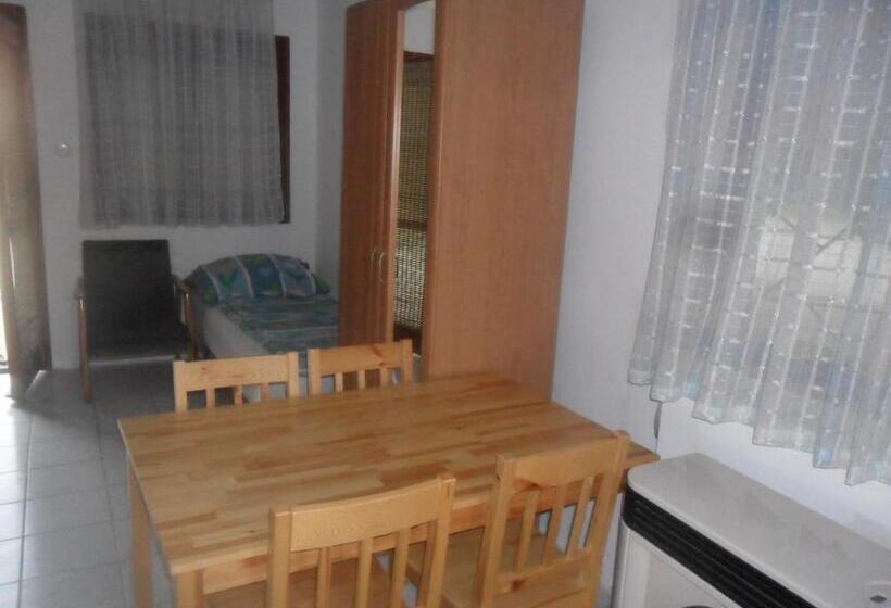 استودیو خانوادگی, Emese Apartman