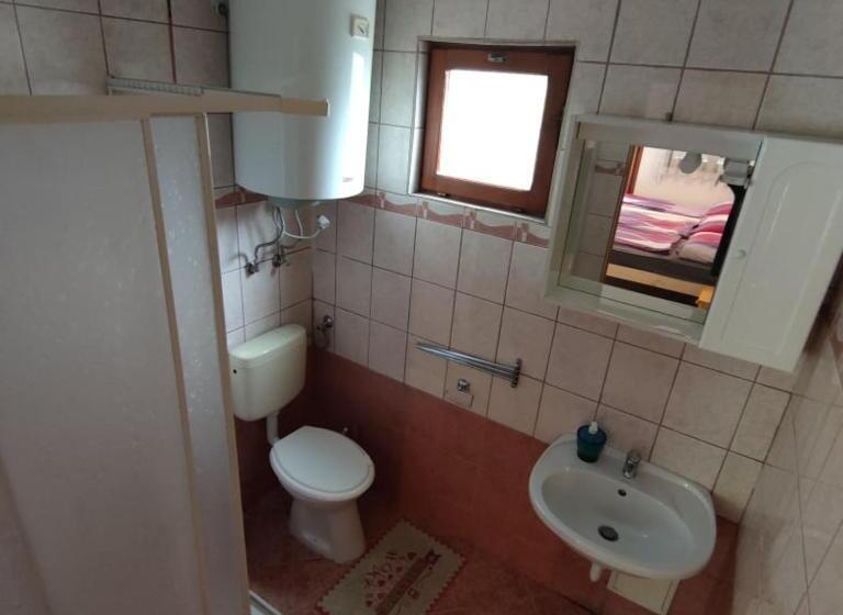 استودیو خانوادگی, Emese Apartman