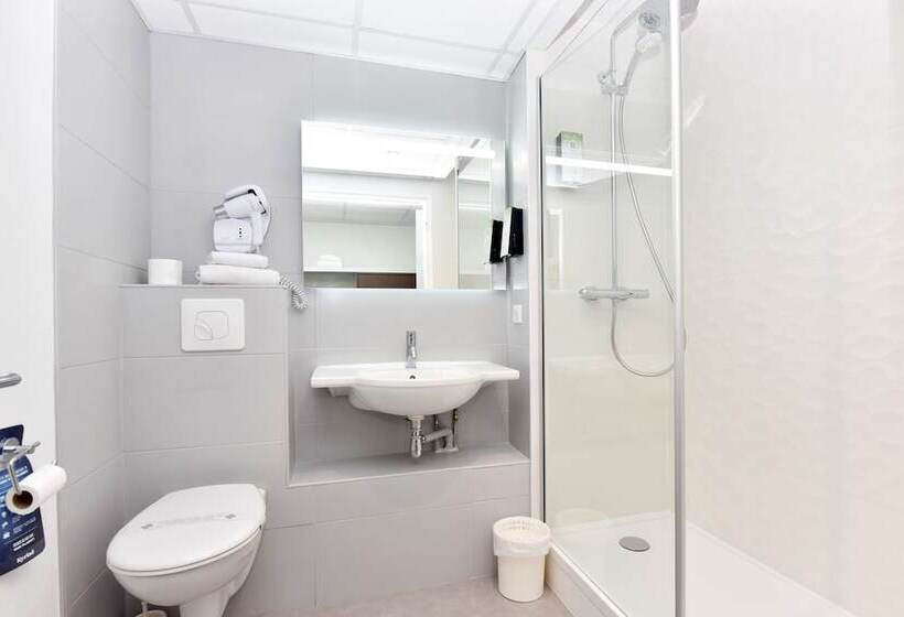 Четырехместный Номер Стандарт, Hôtel Kyriad La Rochelle Centre Ville