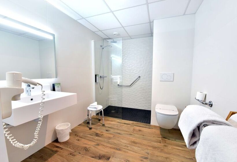 Четырехместный Номер Стандарт, Hôtel Kyriad La Rochelle Centre Ville
