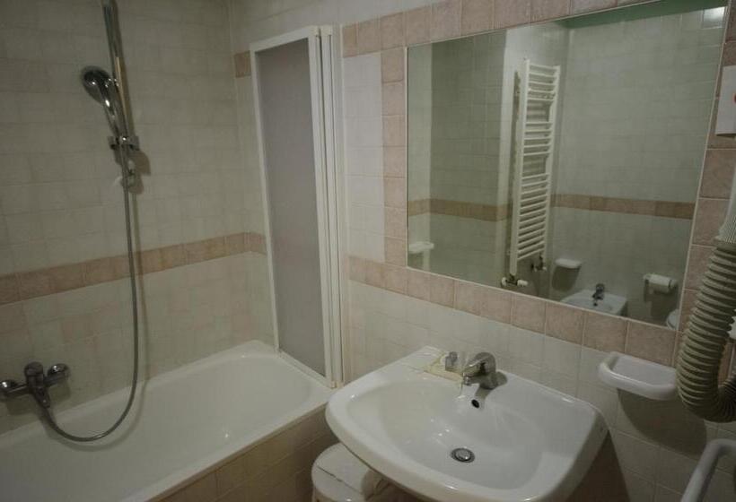 Quarto Superior Vista Piscina, Duca Della Corgna