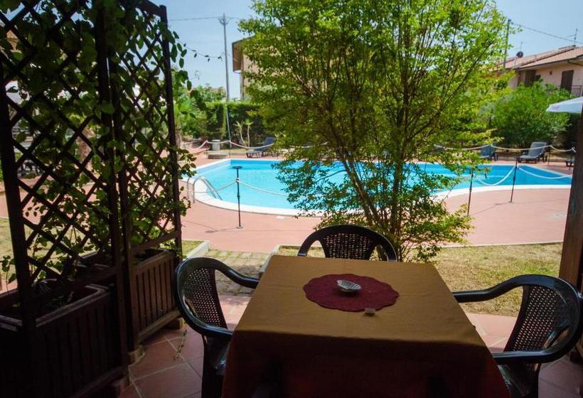 Quarto Triplo Estandar Vista Piscina, Duca Della Corgna