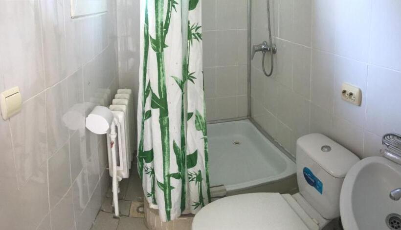 Camera Economy, Gelena гостьовий двір