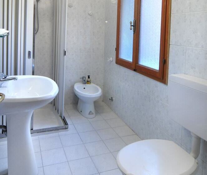 اتاق استاندارد با سرویس بهداشتی مشترک, Albergo Marin