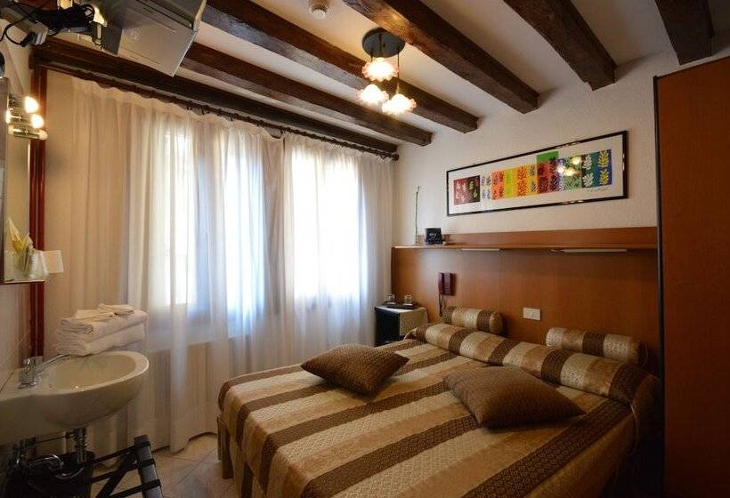 اتاق استاندارد با سرویس بهداشتی مشترک, Albergo Marin