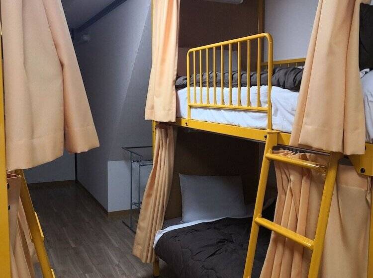 اتاق خانوادگی, Sakura Hotel Hatagaya