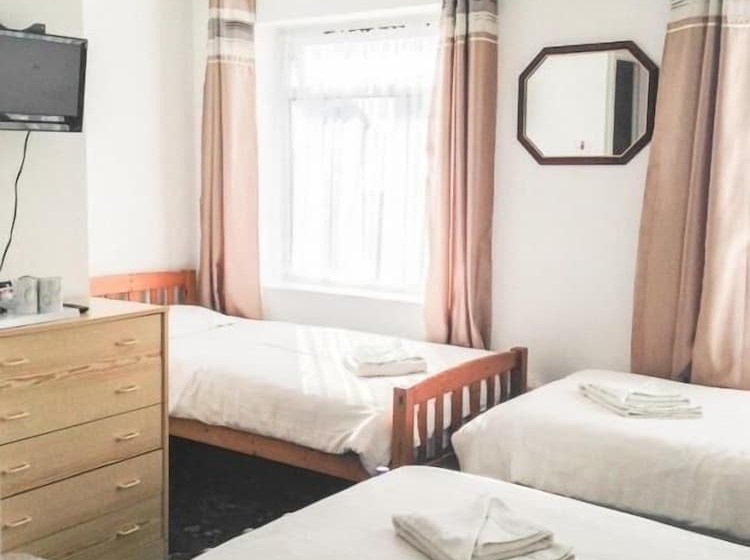 Четырехместный Номер Стандарт, The Sandringham Court Hotel & Apartment With High Speed Wi Fi
