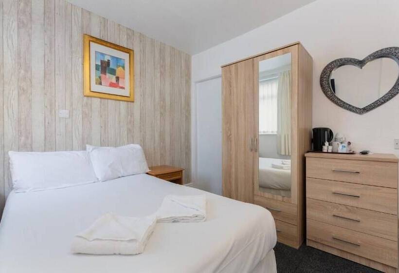 Номер Стандарт Трехместный, The Sandringham Court Hotel & Apartment With High Speed Wi Fi