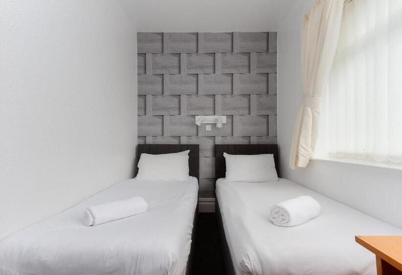 Номер Стандарт Трехместный, The Sandringham Court Hotel & Apartment With High Speed Wi Fi