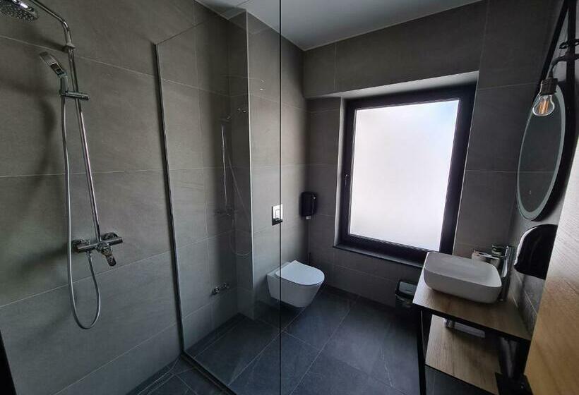 اتاق لوکس, Motel Btg