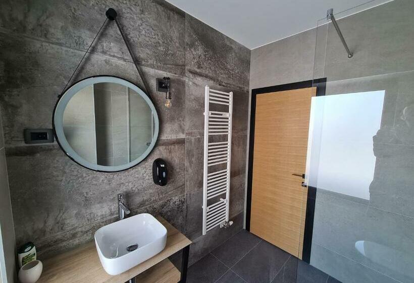 اتاق لوکس, Motel Btg