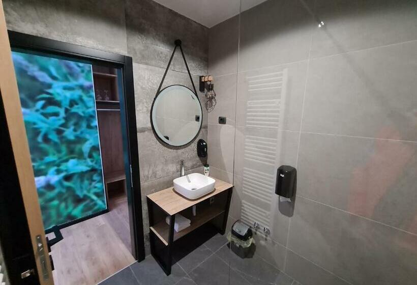 اتاق عادی, Motel Btg
