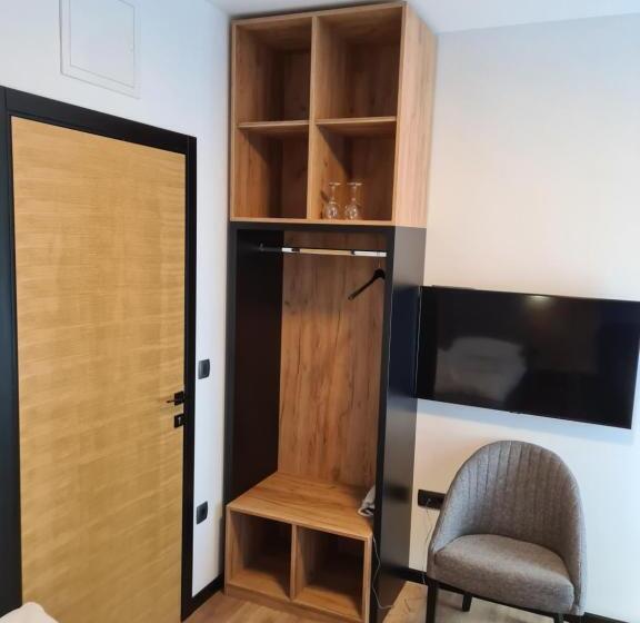 اتاق عادی, Motel Btg
