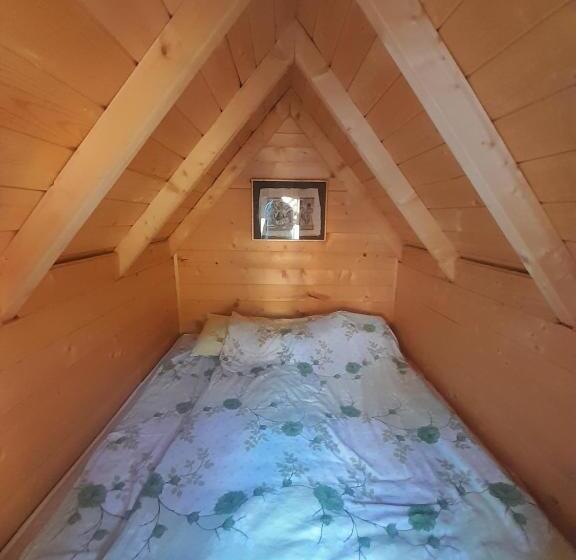بانگلوی استاندارد, Komovi   Kobil Do Guesthouse