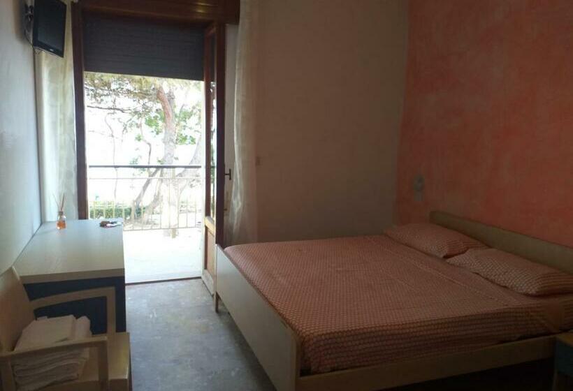 スタンダードシングルルーム, Room In Bb   Bright Quadruple Room A Stones Throw From The Sea