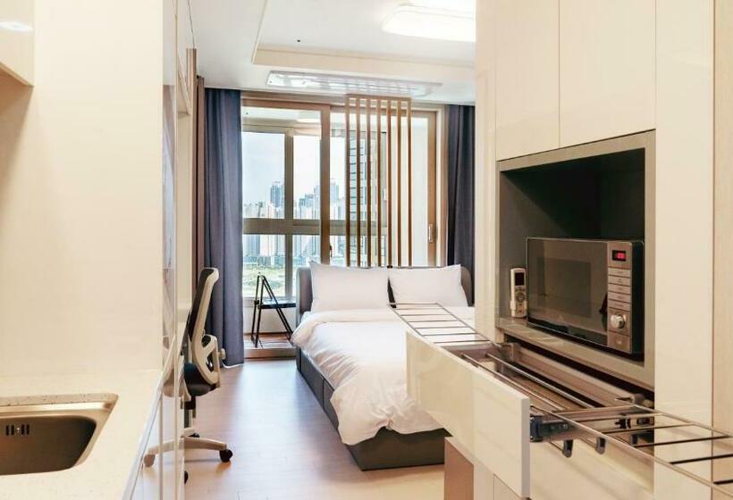 استودیوی استاندارد, The November Stay In Landmark