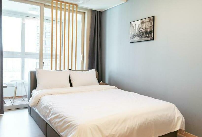 استودیوی استاندارد, The November Stay In Landmark