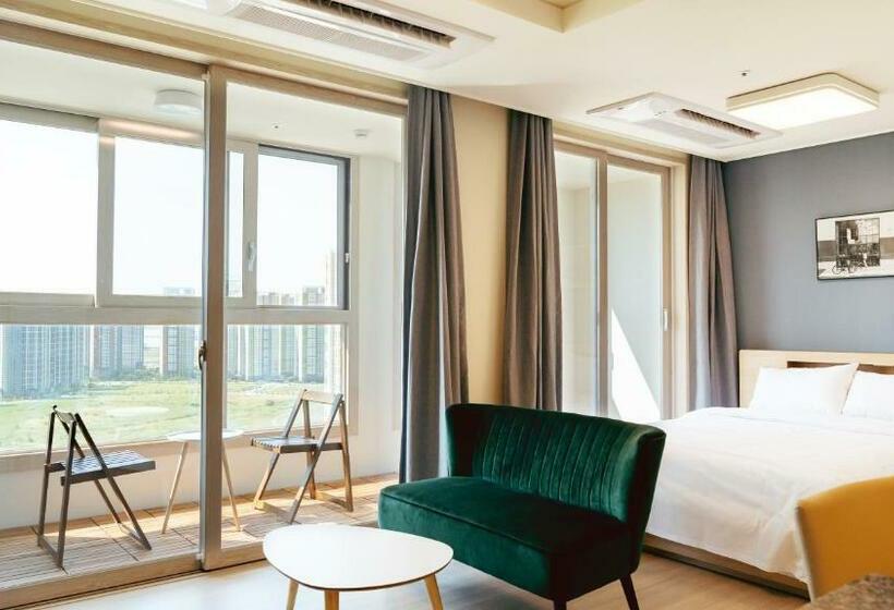 استودیوی لوکس, The November Stay In Landmark