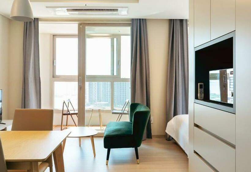 استودیوی لوکس, The November Stay In Landmark