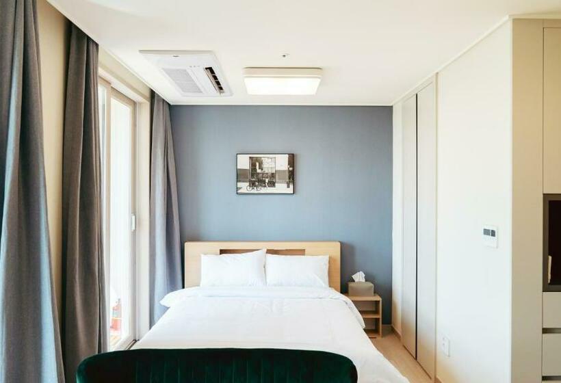 استودیوی لوکس, The November Stay In Landmark