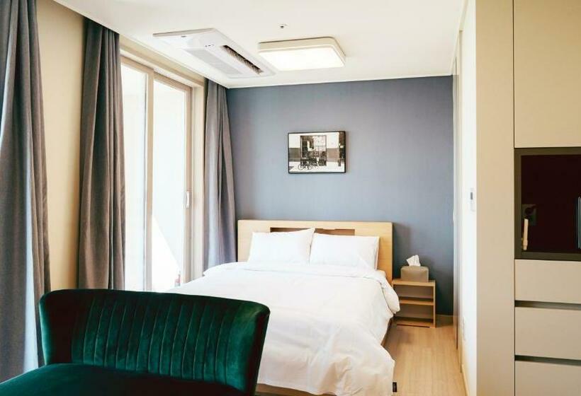 استودیوی لوکس, The November Stay In Landmark