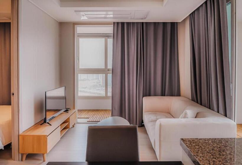 استودیوی لوکس, The November Stay In Landmark