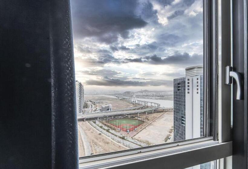 اتاق خانوادگی, The November Stay In Landmark