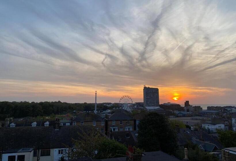 اتاق استاندارد یک نفره, Cloudzen