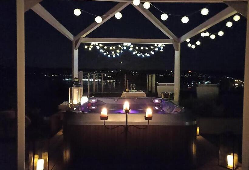 اتاق استاندارد با چشم‌انداز باغ, The Lake House