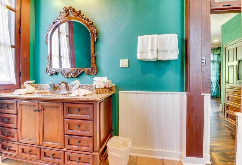 سوییت, Colonial Suite @ Mahogany Hall