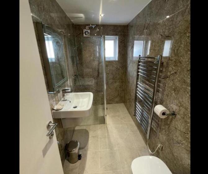 Quarto Familiar, Anelli