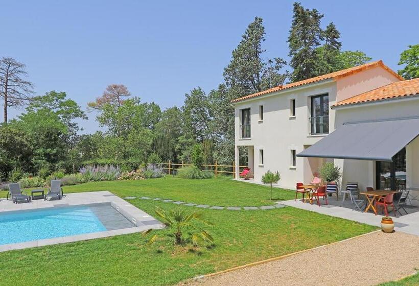 Люкс Вид на Бассейн, L Esprit Du Clain Chambres D Hôtes Bandb De Standing Proches Du Futuroscope Golf Et Lac De St Cyr