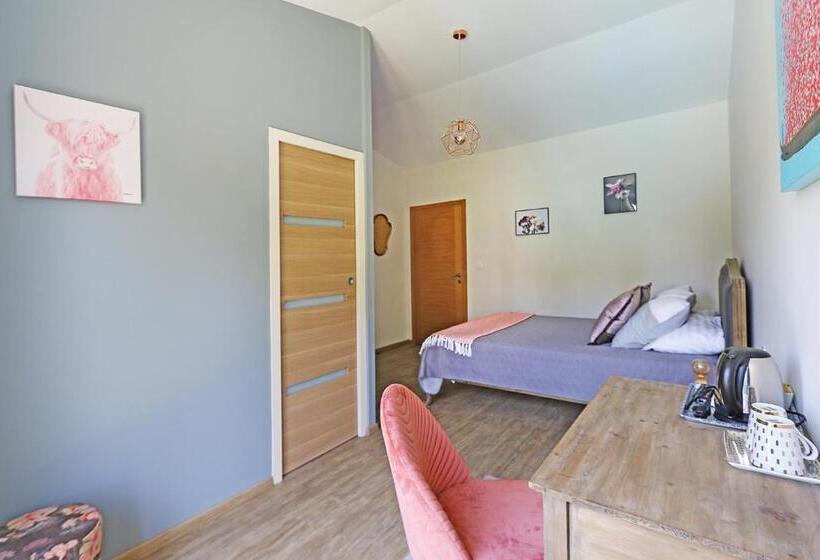 Люкс Вид на Бассейн, L Esprit Du Clain Chambres D Hôtes Bandb De Standing Proches Du Futuroscope Golf Et Lac De St Cyr