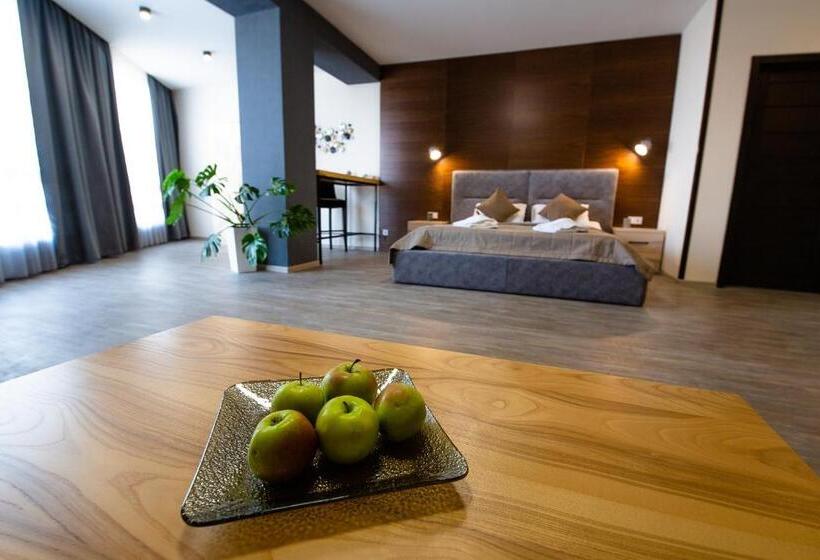 Family Suite, Geography