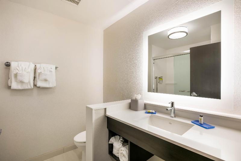Номер Стандарт Адаптированный для Инвалидов, Holiday Inn Express Hotel & Suites Greensboro East, An Ihg