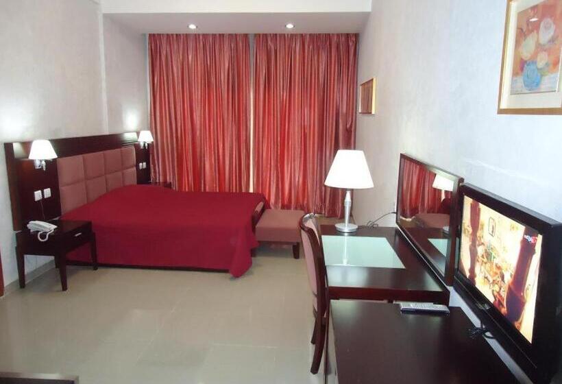 اتاق استاندارد با چشم‌انداز استخر, Le Relais