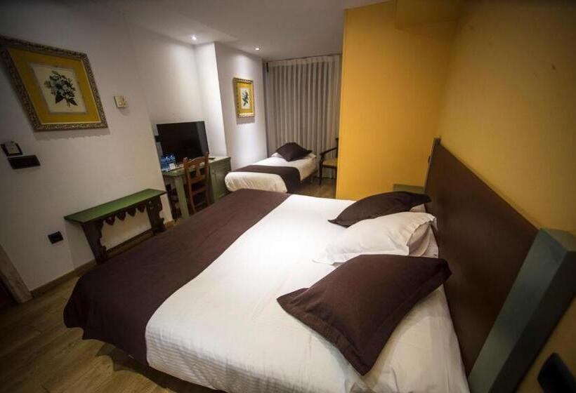اتاق استاندارد سه تخته با بالکن, Boutique Hotel Castilla
