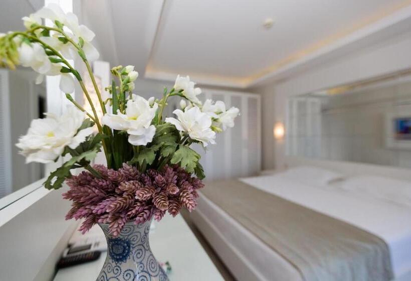 اتاق استاندارد چهار تخته با چشم‌انداز دریا, Mavi Deniz Otel   All Inclusive