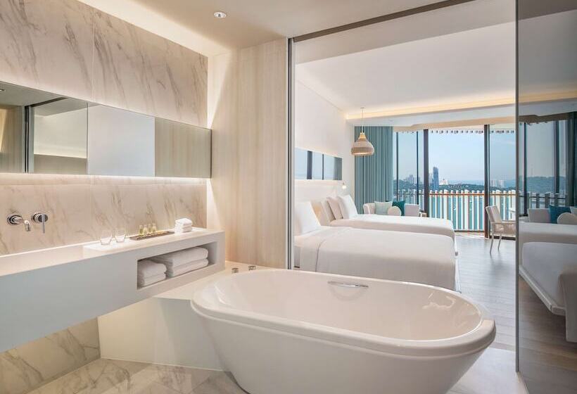 Номер Deluxe Вид на Море, Hilton Pattaya