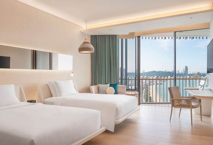 Номер Deluxe Вид на Море, Hilton Pattaya