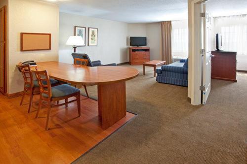身障者適用キングサイズベッドルーム, Candlewood Suites Elgin – Northwest Chicago, An Ihg