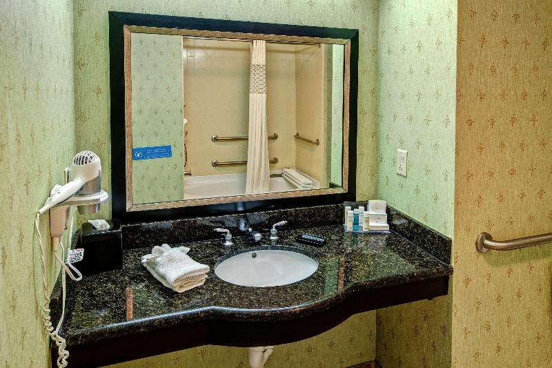 스탠다드 룸 킹사이즈 침대, Hampton Inn Crossville
