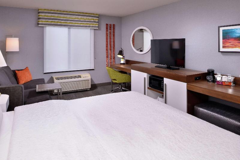 带大床的标准工作室, Hampton Inn & Suites Carson City