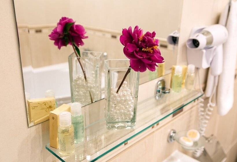 جناح جونيور, Edem Hotel Lviv