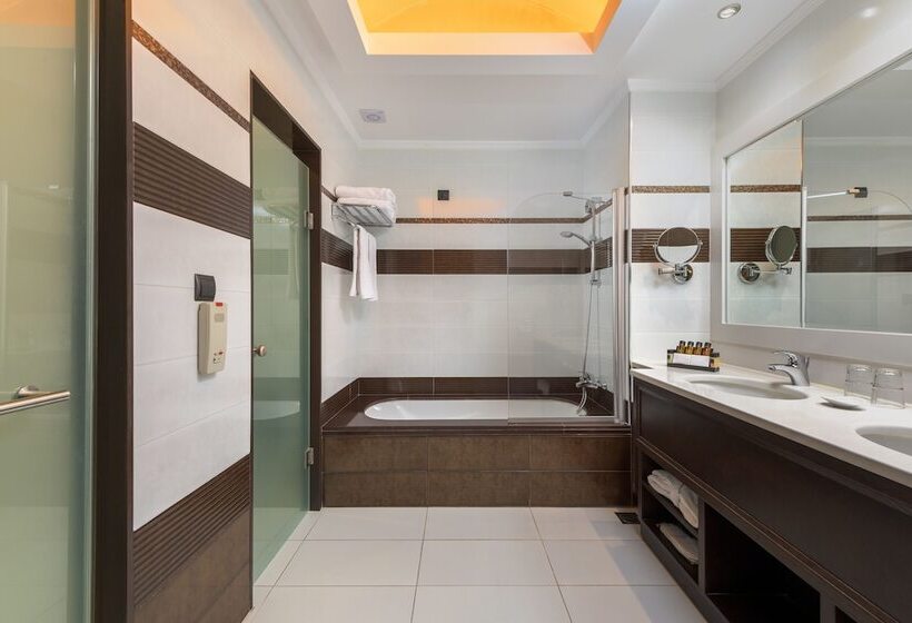 سوییت جونیور با چشم‌انداز استخر, La Marquise Luxury Resort Complex