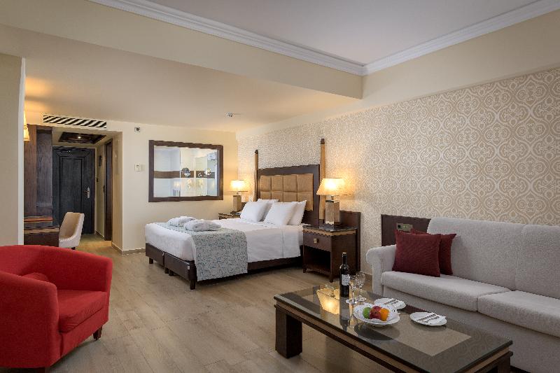 سوییت جونیور با چشم‌انداز دریا, La Marquise Luxury Resort Complex