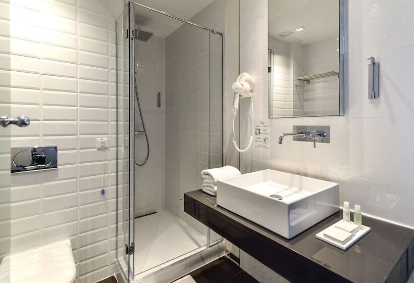 مجموعه ویستا شهر, Belgrade Art Hotel, A Member Of Radisson Individuals